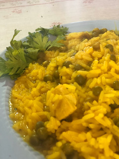 Una foto de Arroz con condimento y pollo. Tipo paella y pa’ti 😜 rápido y fácil!