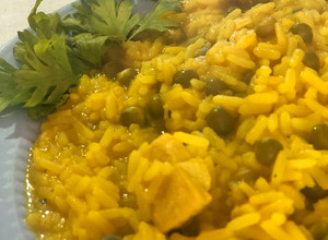 Una foto de Arroz con condimento y pollo. Tipo paella y pa’ti 😜 rápido y fácil!