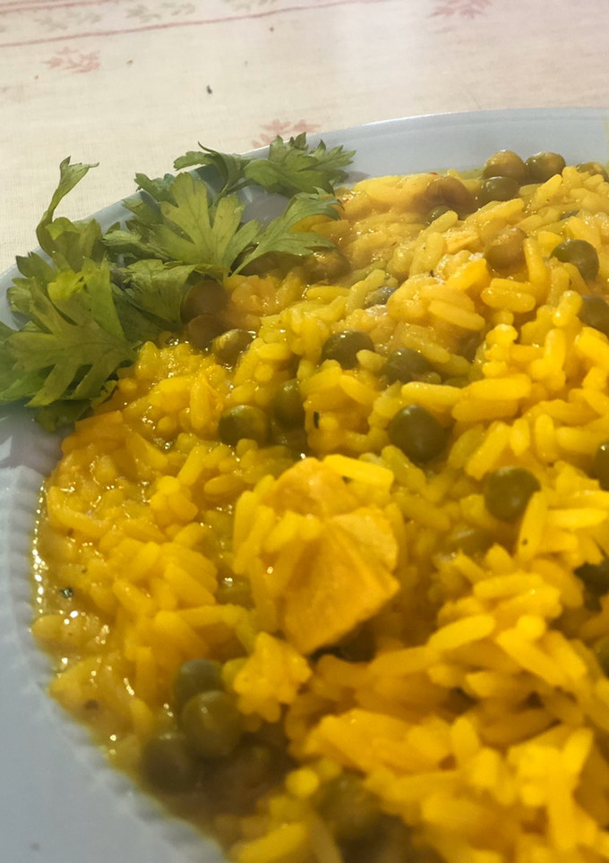 Una foto de Arroz con condimento y pollo. Tipo paella y pa’ti 😜 rápido y fácil!