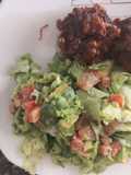 Ensalada de aguacate con aderezo de yogurt griego y chía
