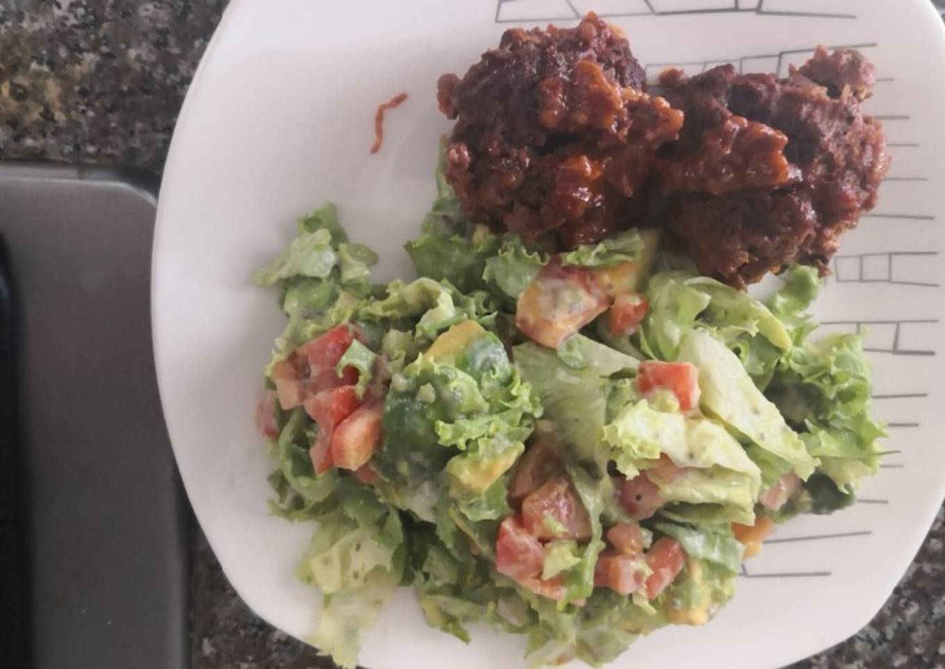 Ensalada de aguacate con aderezo de yogurt griego y chía
