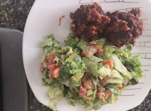 Una foto de Ensalada de aguacate con aderezo de yogurt griego y chía