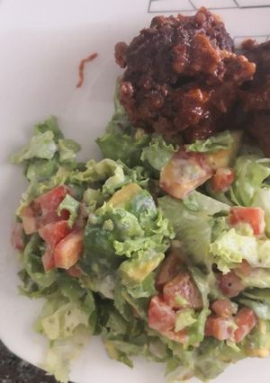 Una foto de Ensalada de aguacate con aderezo de yogurt griego y chía