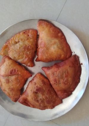 A picture of Punjabi samosa.