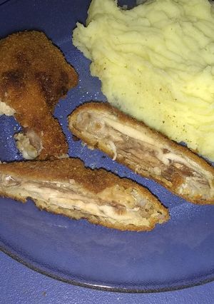 Una foto de Pollo frito con puré