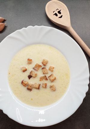 Fokhagymakrémleves pirított kenyérkockával (gluténmentes) recept fotója