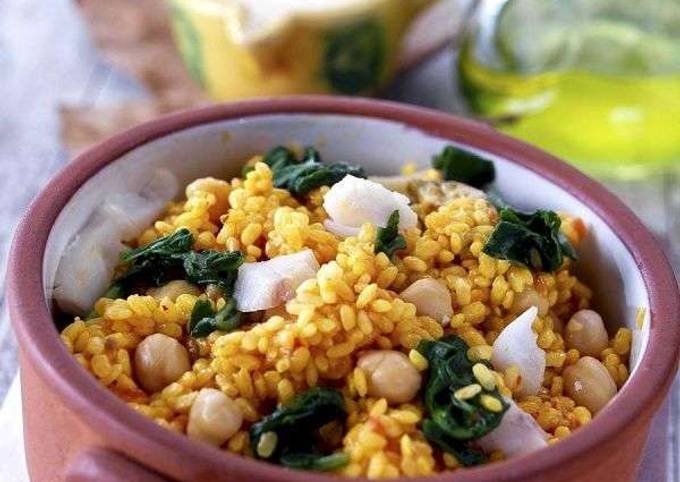 Rice casserole with spinach, chickpeas and cod