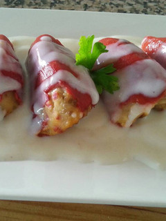 Una foto de Pimientos rellenos de bacalao y salsa bechamel