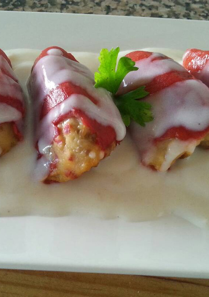 Una foto de Pimientos rellenos de bacalao y salsa bechamel