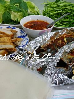Hình của món Cá saba nướng giấy bạc cuốn bánh tráng.