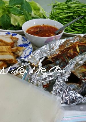 Hình của món Cá saba nướng giấy bạc cuốn bánh tráng.
