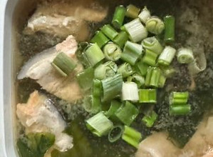 鮭魚海帶味噌湯｜#微波爐 的食譜成品照片