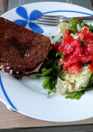 Una foto de Sándwich de jamón con pan de centeno