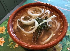 Une photo de Marinade pour gibier au vin rosé, cognac, épices, oignon, ail et herbes aromatiques du jardin