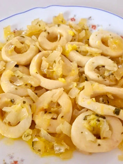 Una foto de Calamares encebollados