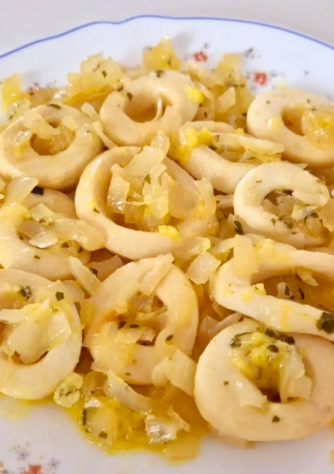 Una foto de Calamares encebollados