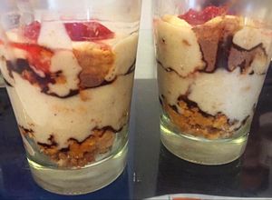Una foto de Postre en vaso, copa o frasco con crema de banana, galletitas y nesquik
