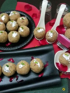 आटे के लड्डू (Aate ke ladoo recipe in hindi) रेसिपी मुख्य फोटो