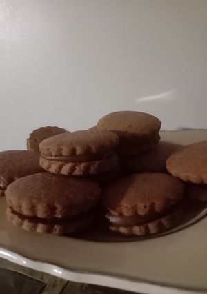 Una foto de Alfajores de mascabo y harina de algarroba