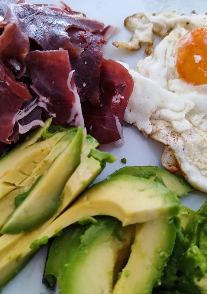 Una foto de Jamón, huevo y aguacate