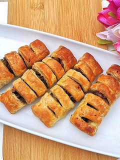 A picture of Beef puff pastries.
