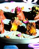 Bombones de puerro asado con alga codium y pétalos de rosa