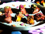 Bombones de puerro asado con alga codium y pétalos de rosa