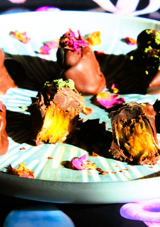 Una foto de Bombones de puerro asado con alga codium y pétalos de rosa