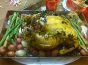 Una foto de pollo al horno con romero