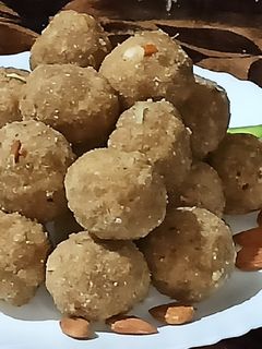 चूरमा के लड्डू (Churma ke ladoo recipe in Hindi) रेसिपी मुख्य फोटो