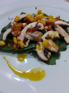 Una foto de Ensalada de espinacas con tocino