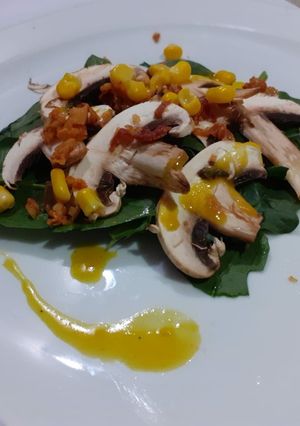 Una foto de Ensalada de espinacas con tocino
