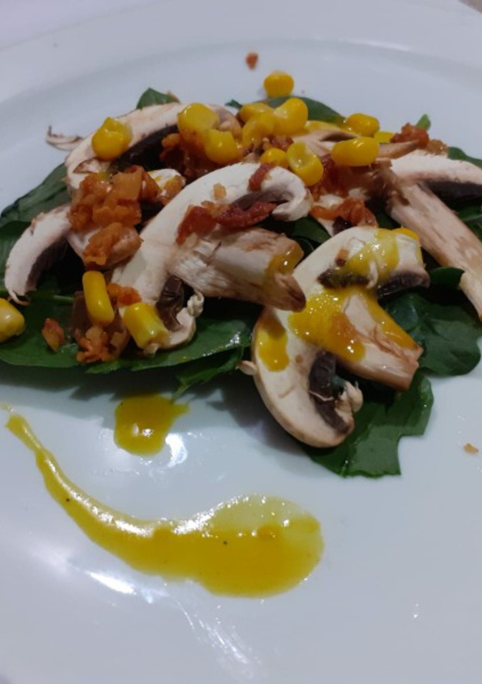 Una foto de Ensalada de espinacas con tocino