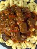 Goulash húngaro con ñoquis