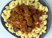 Una foto de gnocchi con carne