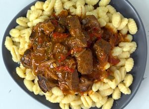 Una foto de Goulash húngaro con ñoquis