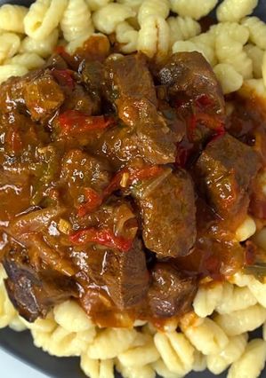 Una foto de Goulash húngaro con ñoquis