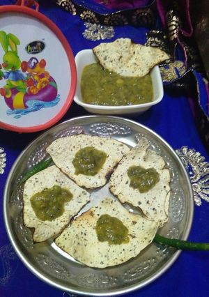 A picture of Papad bite with sarso ka saag.
