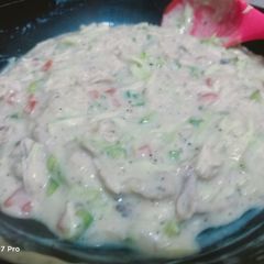 A picture of White sauce chicken bread filling.
