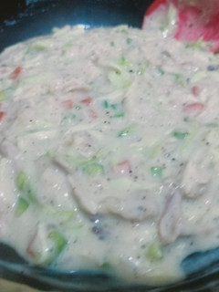 A picture of White sauce chicken bread filling.