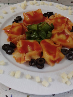 Una foto de Tortellinis gigantes de berenjenas con pimientos fritos