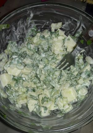 Una foto de Ensalada de apio y manzana verde 🍏 ♡