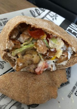 Házi gyros teljes kiőrlésű pitával recept fotója