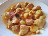 Pavo guisado con cebolla, zanahoria y patatas