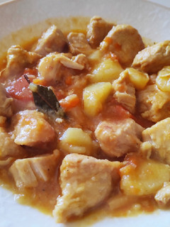 Una foto de Pavo guisado con cebolla, zanahoria y patatas