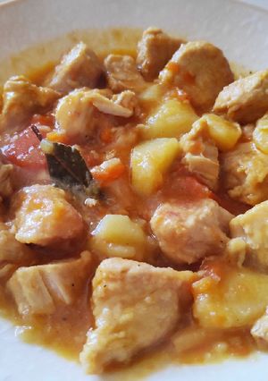 Una foto de Pavo guisado con cebolla, zanahoria y patatas