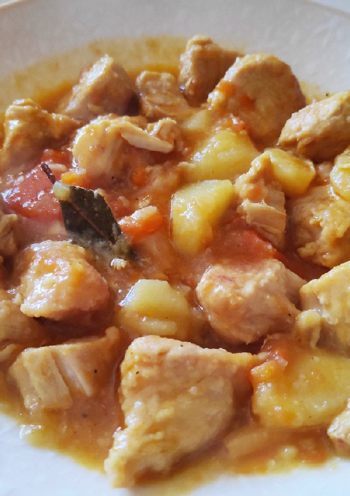 Una foto de Pavo guisado con cebolla, zanahoria y patatas