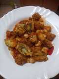 Guiso de judiones con cochino y alcachofas fritas