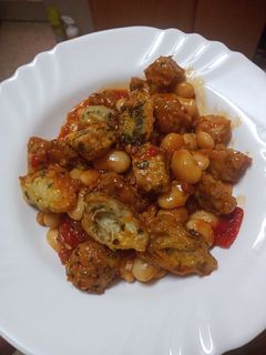 Una foto de Guiso de judiones con cochino y alcachofas fritas
