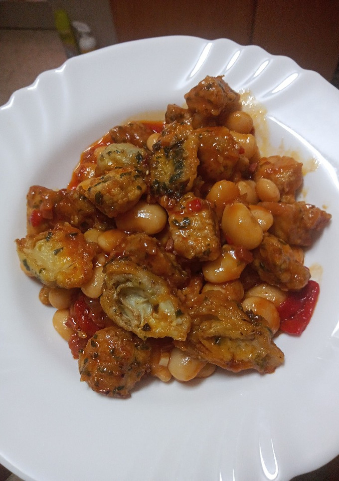 Una foto de Guiso de judiones con cochino y alcachofas fritas